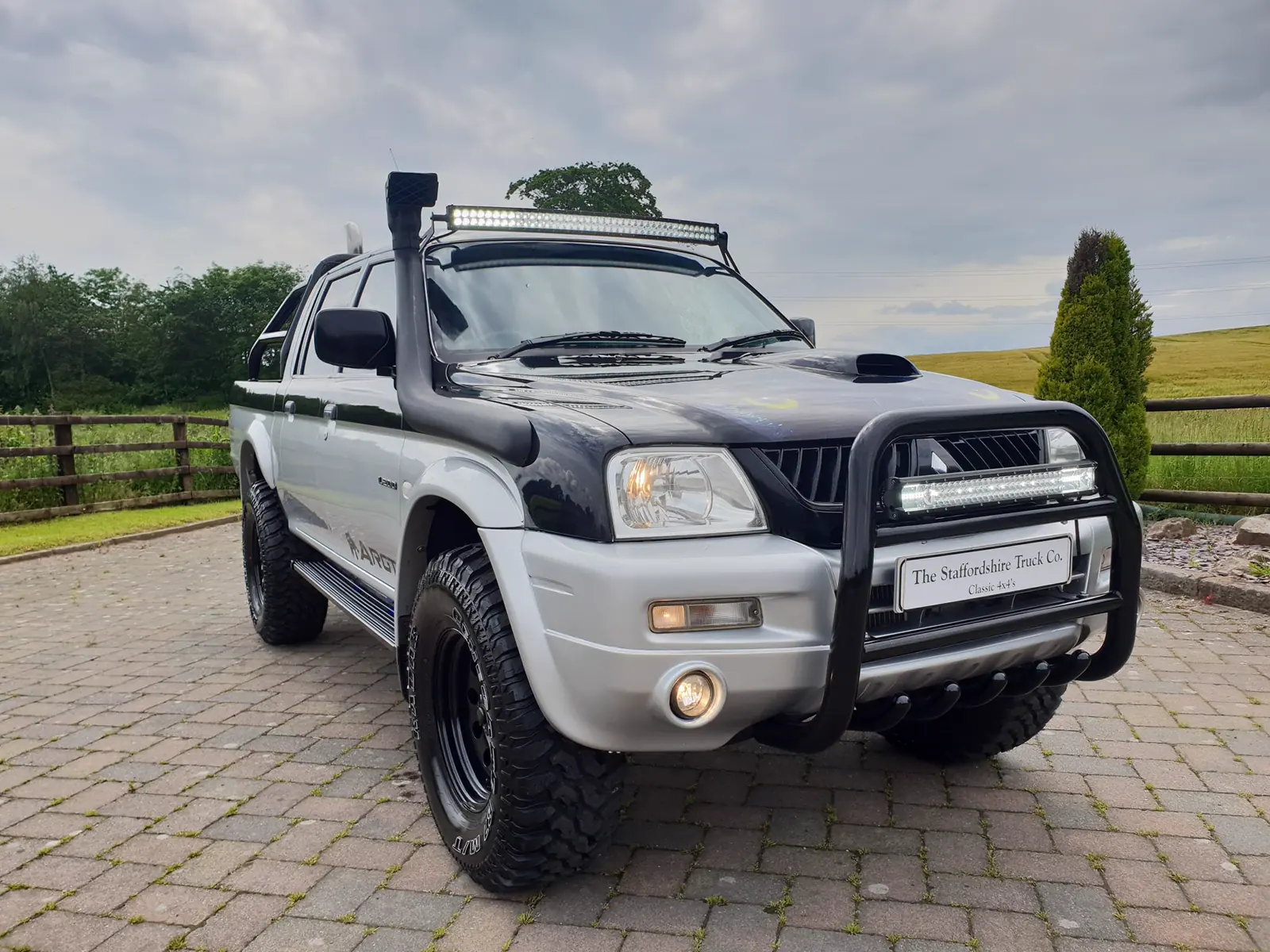 Ricky&rsquo;s Wolf Edition L200 from the front: silver and black, snorkel, light bar and bull bar